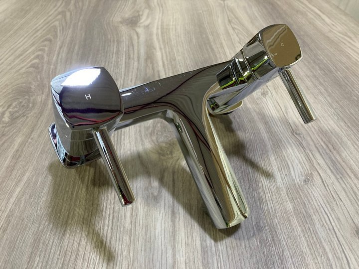 Lot 557  
            Marchington SR19 - Delivery or Collection 

                
DECK MOUNTED BATH FILLER IN CHROME - ORIGINAL RRP £245: LOCATION - RACKING 2