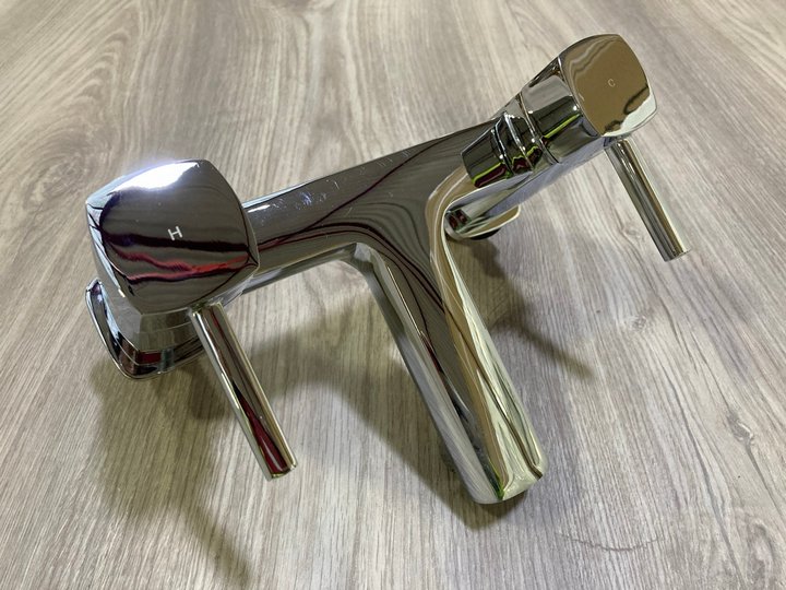 Lot 558  
            Marchington SR19 - Delivery or Collection 

                
DECK MOUNTED BATH FILLER IN CHROME - ORIGINAL RRP £245: LOCATION - RACKING 2