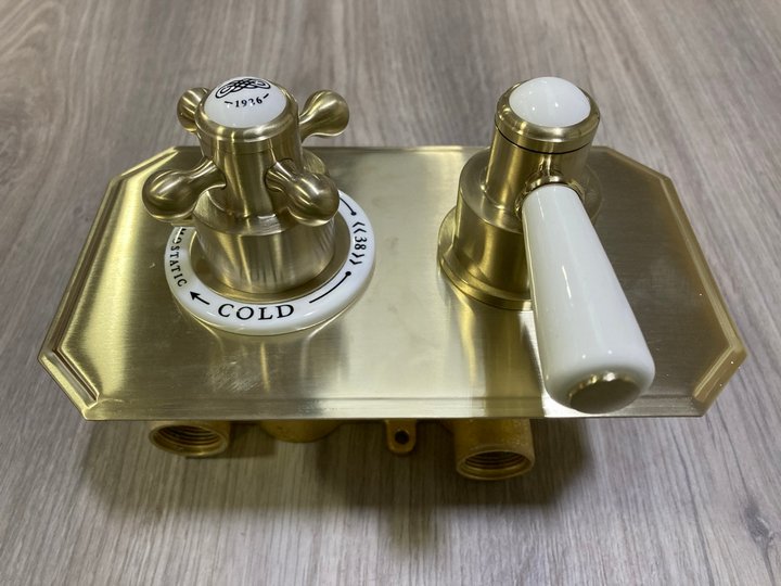 Lot 559  
            Marchington SR19 - Delivery or Collection 

                
TRADITIONAL TWIN CONCEALED SHOWER VALVE IN BRUSHED BRASS - ORIGINAL RRP £410: LOC...