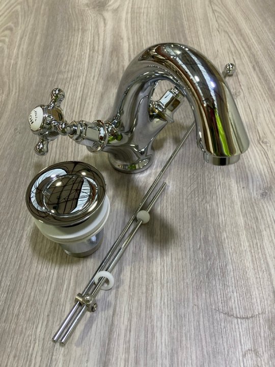Lot 560  
            Marchington SR19 - Delivery or Collection 

                
TRADITIONAL CROSSHEAD MONO BASIN MIXER TAP IN CHROME WITH POP UP WASTE - ORIGINAL...