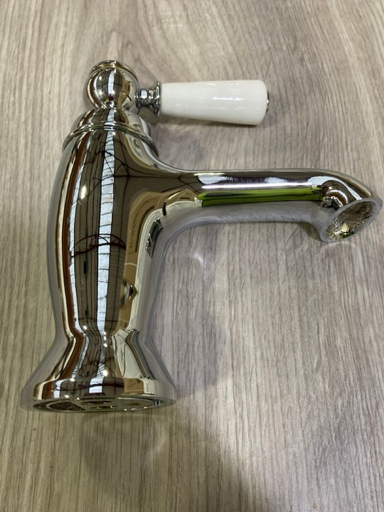 Lot 563  
            Marchington SR19 - Delivery or Collection 

                
TRADITIONAL LEVER ACTION MONO BASIN MIXER TAP IN CHROME - ORIGINAL RRP £245: LOCA...