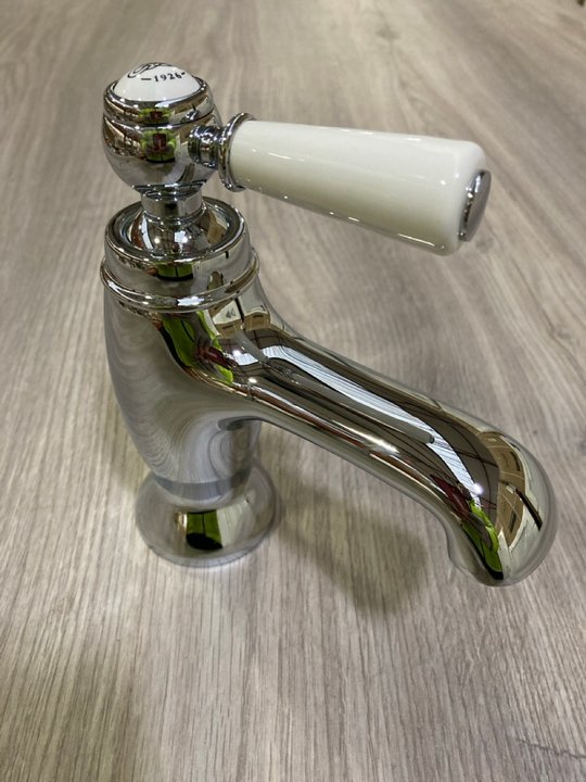 Lot 564  
            Marchington SR19 - Delivery or Collection 

                
TRADITIONAL LEVER ACTION MONO BASIN MIXER TAP IN CHROME - ORIGINAL RRP £245: LOCA...