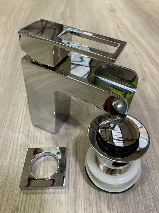 Lot 565  
            Marchington SR19 - Delivery or Collection 

                
WATERFALL SPOUT MONO BASIN MIXER TAP IN CHROME WITH SPRUNG WASTE - ORIGINAL RRP £...