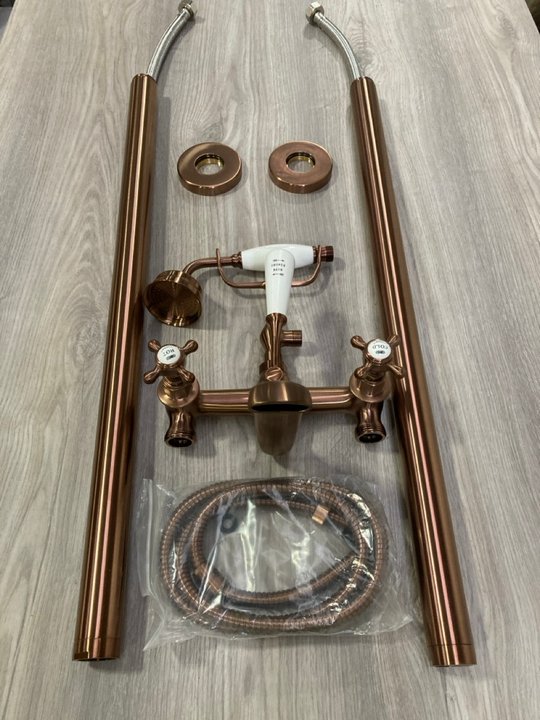 Lot 580  
            Marchington SR19 - Delivery or Collection 

                
FREE STANDING TRADITIONAL BSM IN OIL RUBBED BRONZE WITH SHOWER HANDSET & HOSE - O...