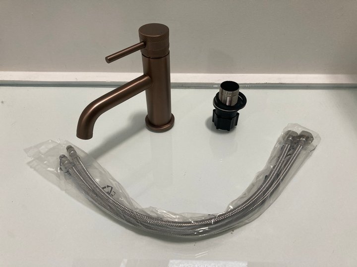 Lot 594  
            Marchington SR19 - Delivery or Collection 

                
MONO BASIN MIXER TAP IN BRUSHED BRONZE - ORIGINAL RRP £205: LOCATION - RACKING 2