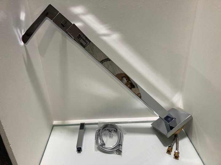 Lot 599  
            Marchington SR19 - Delivery or Collection 

                
SQUARE STYLED WATERFALL SPOUT FREESTANDING BSM IN CHROME WITH PENCIL STYLE HANDSE...