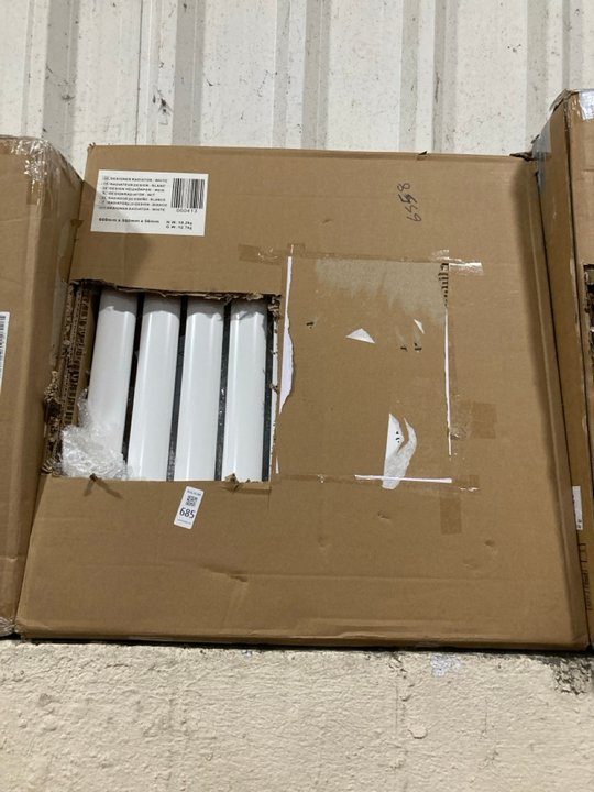 Lot 685  
            Marchington SR19 - Delivery or Collection 

                
WHITE HORIZONTAL SINGLE OVAL TUBED RADIATOR 590 X 600MM - ORIGINAL RRP £189: LOCA...