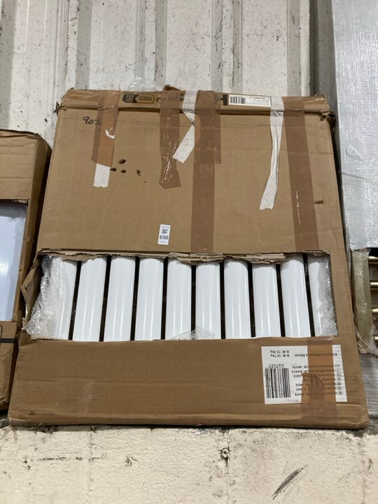 Lot 690  
            Marchington SR19 - Delivery or Collection 

                
WHITE HORIZONTAL SINGLE OVAL TUBED RADIATOR 590 X 635MM - ORIGINAL RRP £218: LOCA...