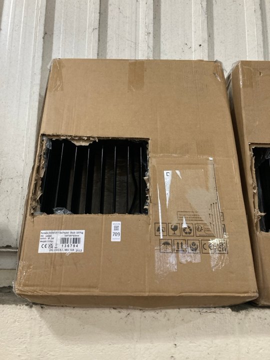 Lot 709  
            Marchington SR19 - Delivery or Collection 

                
2500W BLACK OIL FILLED HEATER 530 X 620MM - ORIGINAL RRP £159: LOCATION - B7