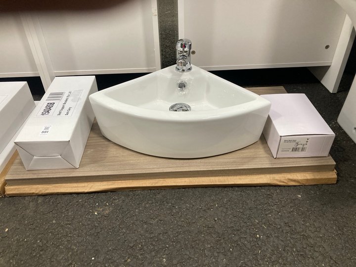 Lot 881  
            Marchington SR19 - Collection 

                
(COLLECTION ONLY) 805 X 400MM FLOATING SHELF IN WALNUT WITH GREY SHELF SUPPORT BR...