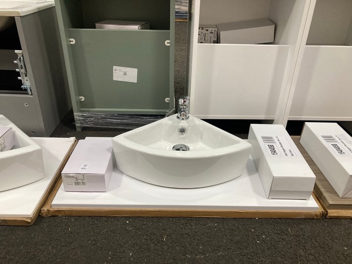 Lot 882  
            Marchington SR19 - Collection 

                
(COLLECTION ONLY) 805 X 390MM FLOATING SHELF IN WHITE WITH GREY SHELF SUPPORT BRA...