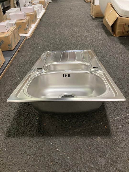 Lot 917  
            Marchington SR19 - Delivery or Collection 

                
1.5 BOWL REVERSIBLE DRAINER STAINLESS STEEL KITCHEN SINK - ORIGINAL RRP £95: LOCA...
