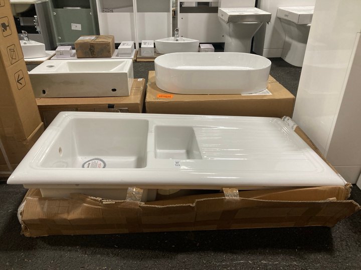 Lot 939  
            Marchington SR19 - Collection 

                
(COLLECTION ONLY) 1.5 BOWL REVERSIBLE DRAINER CERAMIC KITCHEN SINK 1010 X 510MM -...