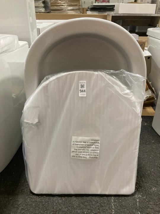 Lot 944  
            Marchington SR19 - Collection 

                
(COLLECTION ONLY) BTW PAN WITH SEAT - ORIGINAL RRP £289: LOCATION - A6