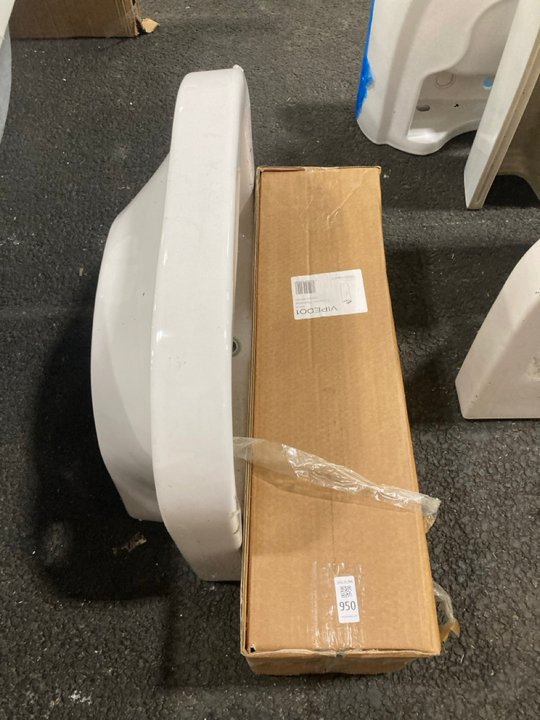 Lot 950  
            Marchington SR19 - Collection 

                
(COLLECTION ONLY) 550MM WIDE 1TH CERAMIC BASIN WITH FULL PEDESTAL - ORIGINAL RRP ...