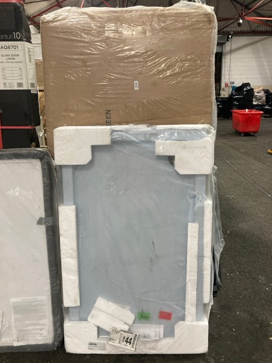 Lot 956  
            Marchington SR19 - Collection 

                
(COLLECTION ONLY) CLEAR GLASS 900 X 1850MM WET ROOM PANEL WITH A STONE RESIN 1300...