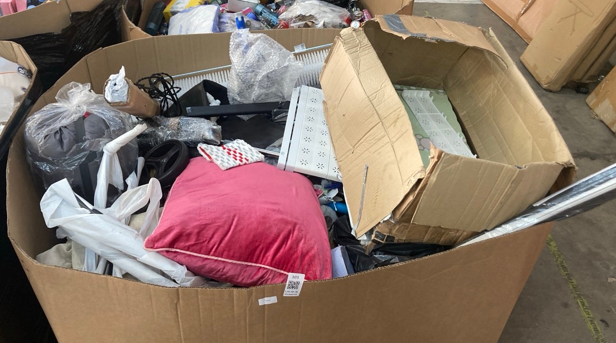 Lot 101  
            Edinburgh SR22 - Delivery Or Collection 

                
PALLET OF GENERAL GOODS TO INCLUDE PHOENIX QUILTED LUXURY TOILET TISSUE 9 PACK: L...