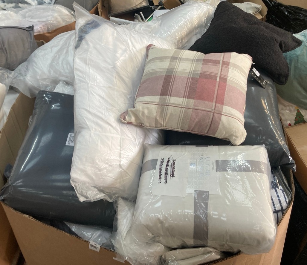 Lot 106  
            Edinburgh SR22 - Delivery Or Collection 

                
PALLET OF BEDDING ITEMS TO INCLUDE SLUMBERDOWN COVERLESS COMFORT SINGLE PRINTED D...