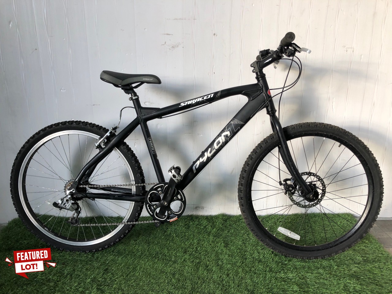 Lot 10  
            Edinburgh SR22 - Delivery Or Collection 

                
SARACEN PYLON MOUNTAIN BIKE 19" FRAME 21 SPEED TRIGGER SHIFT GEARS FRONT AND BACK...