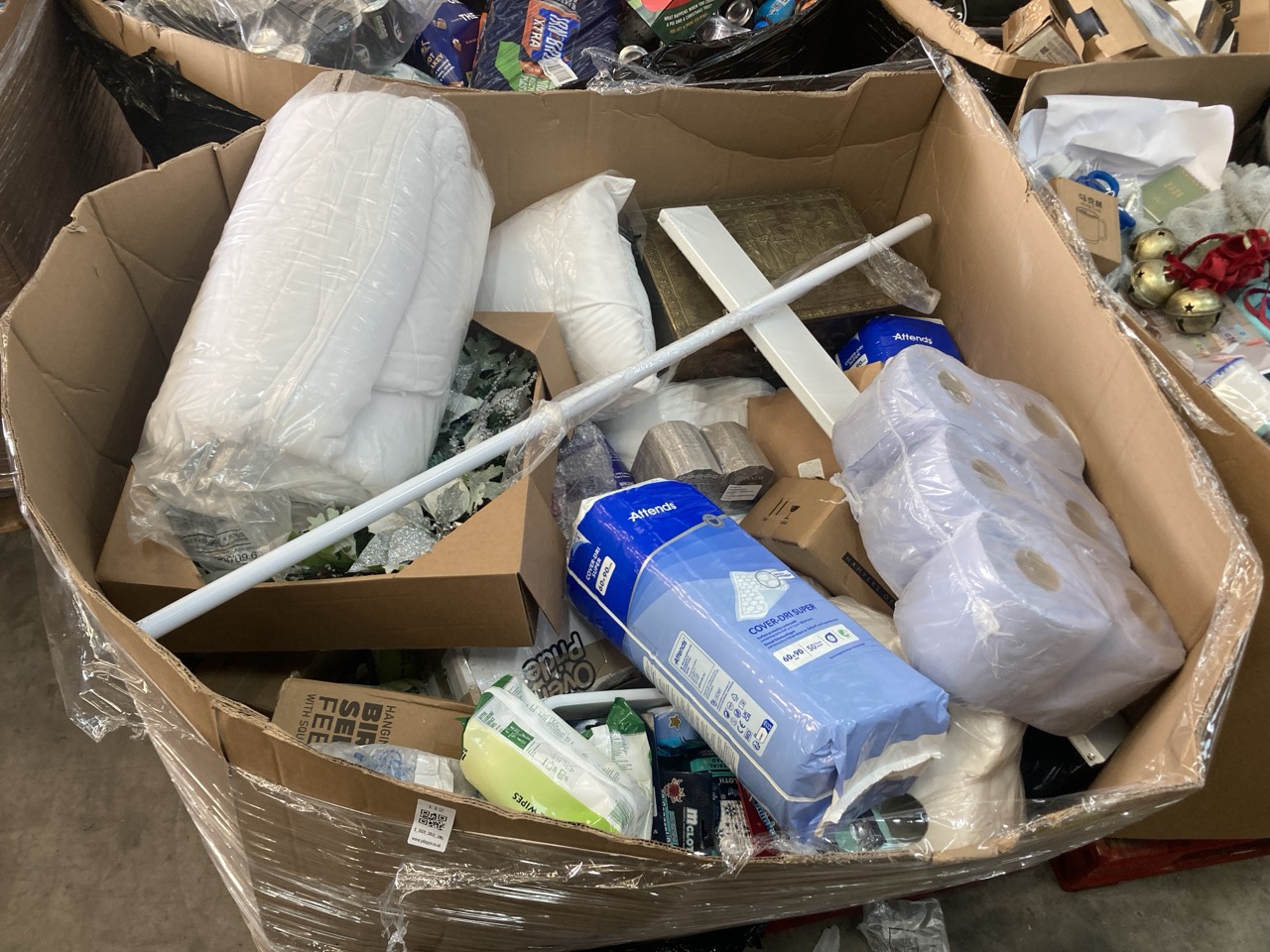 Lot 112  
            Edinburgh SR22 - Delivery Or Collection 

                
PALLET OF GENERAL GOODS TO INCLUDE MINKY LONG LASTING SCOURING POWER NON SCRATCH ...