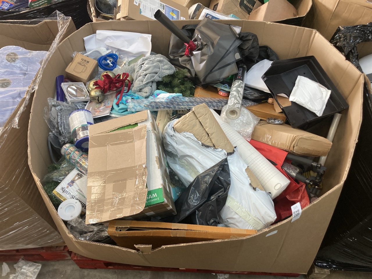 Lot 113  
            Edinburgh SR22 - Delivery Or Collection 

                
PALLET OF GENERAL GOODS TO INCLUDE KLEENEX BALSAM ALOE VERA & VITAMIN E HYGIENIC ...