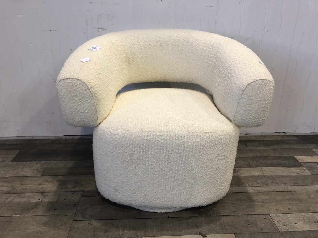 Lot 18  
            Edinburgh SR22 - Delivery Or Collection 

                
OILIVITO WHITE SWIVEL CHAIR: LOCATION - BOOTH(COLLECTION OR OPTIONAL DELIVERY AVA...