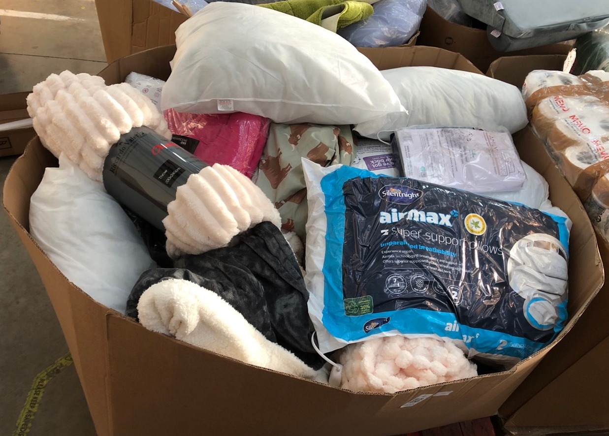 Lot 62  
            Edinburgh SR22 - Delivery Or Collection 

                
PALLET OF BEDDING TO INCLUDE SILENTNIGHT AIRMAX SUPER SUPPORT PILLOWS, WITH FOAM ...