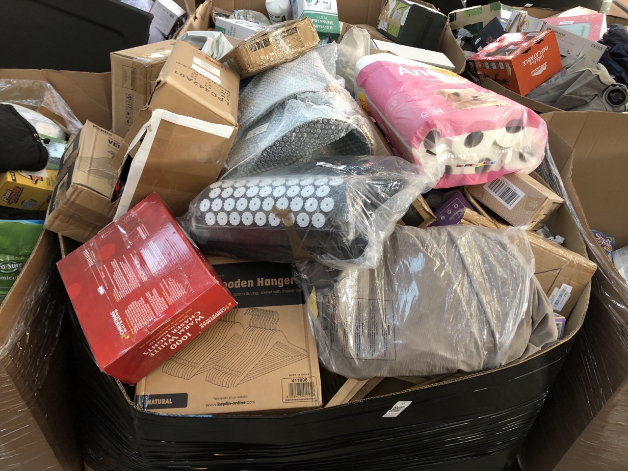 Lot 70  
            Edinburgh SR22 - Delivery Or Collection 

                
PALLET OF GENERAL GOODS TO INCLUDE ANDREX FAMILY SOFT TOILET PAPER 24 ROLLS (PREV...