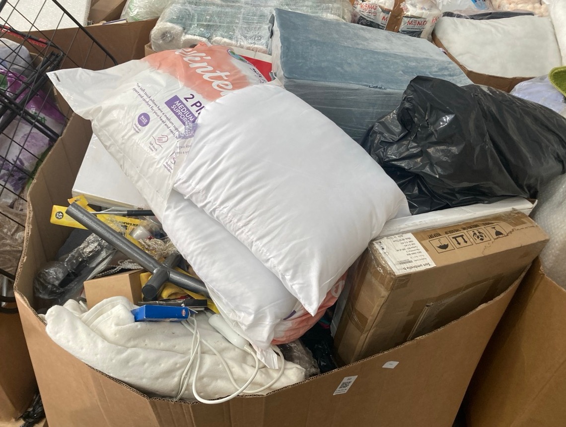 Lot 80  
            Edinburgh SR22 - Delivery Or Collection 

                
PALLET OF GENERAL GOODS TO INCLUDE SLUMBERDOWN WARM WINTER NIGHTS BED PILLOWS 2 P...