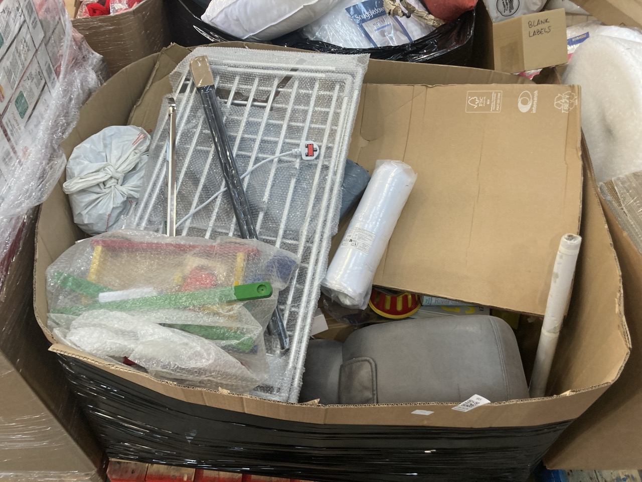 Lot 95  
            Edinburgh SR22 - Delivery Or Collection 

                
PALLET OF GENERAL GOODS TO INCLUDE ELEPHANT STORAGE STOOL: LOCATION - PALLETS(COL...