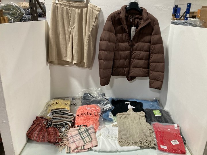 Lot 1002  
            Marchington SR13 - Parcel Delivery Only 

                
QTY OF ASSORTED WOMENS CLOTHING IN VARIOUS SIZES TO INCLUDE PULL & BEAR KNITTED T...