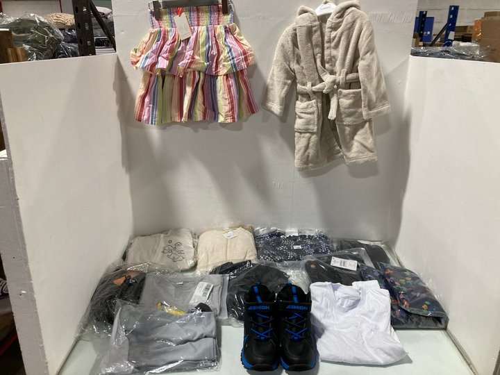 Lot 1003  
            Marchington SR13 - Parcel Delivery Only 

                
QTY OF ASSORTED CHILDRENS CLOTHING IN VARIOUS SIZES TO INCLUDE MOUNTAIN WAREHOUSE...