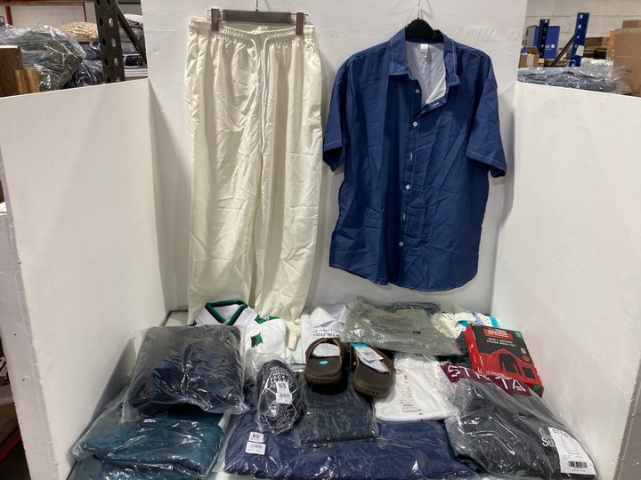 Lot 1004  
            Marchington SR13 - Parcel Delivery Only 

                
QTY OF ASSORTED MENS CLOTHING IN VARIOUS SIZES TO INCLUDE TECHTHERM MERINO ROUND ...