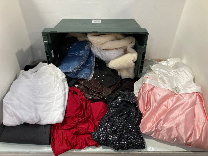 Lot 1009  
            Marchington SR13 - Parcel Delivery Only 

                
QTY OF ASSORTED WOMENS CLOTHING FAT FACE BROADWAY WOVEN SHORTS IN TAN - SIZE UK 1...