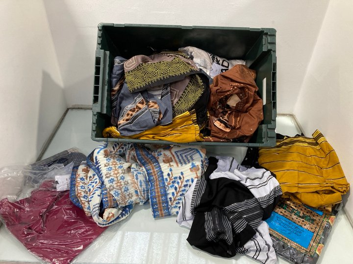 Lot 1012  
            Marchington SR13 - Parcel Delivery Only 

                
QTY OF ASSORTED WOMENS CLOTHING IN VARIOUS SIZES, STYLES & COLOURS: LOCATION - D9