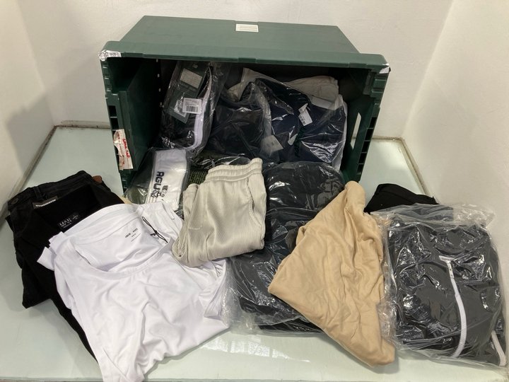 Lot 1013  
            Marchington SR13 - Parcel Delivery Only 

                
QTY OF ASSORTED MENS CLOTHING IN VARIOUS SIZES TO INCLUDE NEW BALANCE 3 PACK ANKL...