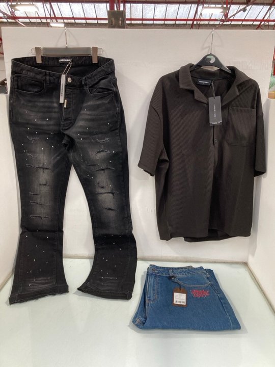 Lot 1014  
            Marchington SR13 - Parcel Delivery Only 

                
3 X ASSORTED MENS CLOTHING IN VARIOUS SIZES TO INCLUDE FADED STORE BLACK PLEATED ...