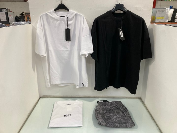 Lot 1017  
            Marchington SR13 - Parcel Delivery Only 

                
4 X ASSORTED FADED STORE MENS CLOTHING IN VARIOUS SIZES TO INCLUDE WHITE SHORT SL...