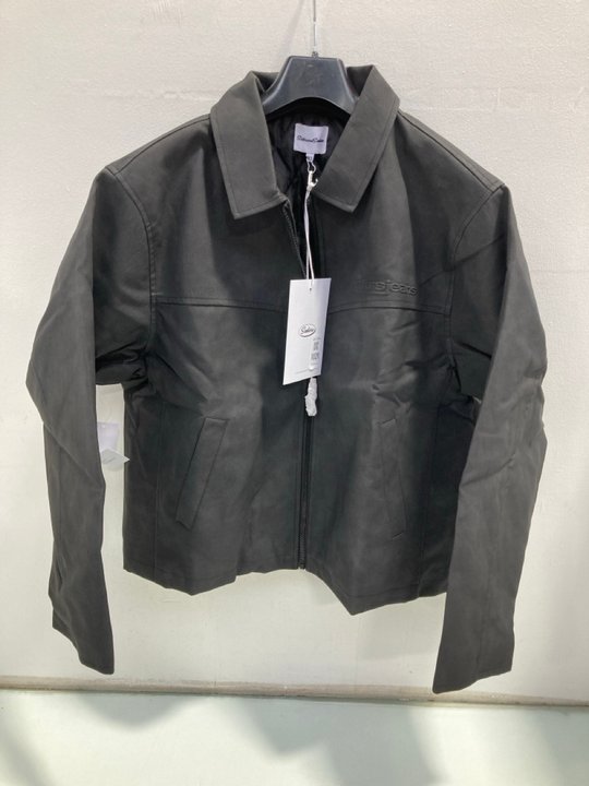 Lot 1021  
            Marchington SR13 - Parcel Delivery Only 

                
SEEKERS BUCKS VEGAN LEATHER JACKET - UK SIZE: SMALL: LOCATION - D10