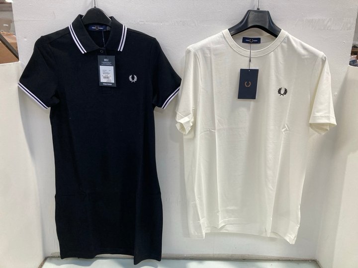 Lot 1027  
            Marchington SR13 - Parcel Delivery Only 

                
FRED PERRY MENS BLACK TEE - UK SIZE: 6 TO INCLUDE FRED PERRY MENS IVORY TEE - UK ...