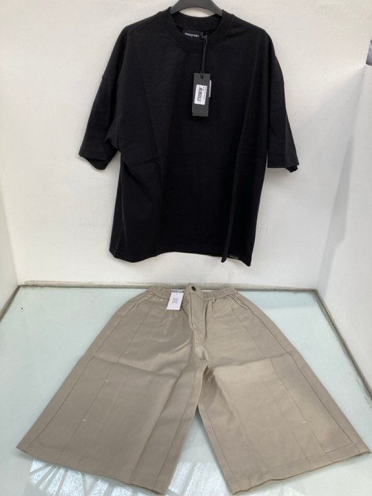 Lot 1038  
            Marchington SR13 - Parcel Delivery Only 

                
FADED STORE BLACK TEE - UK SIZE: LARGE TO INCLUDE FADED STORE BEIGE SHORTS - UK S...