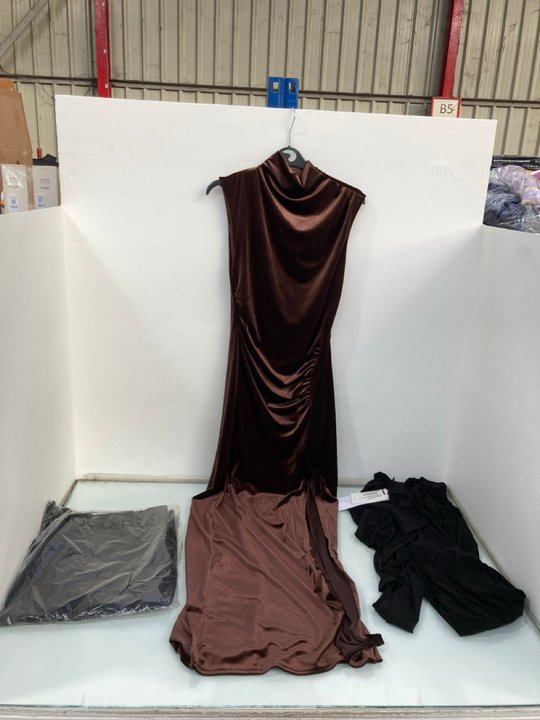 Lot 1042  
            Marchington SR13 - Parcel Delivery Only 

                
3 X ASSORTED WOMENS CLOTHING IN VARIOUS SIZES TO INCLUDE CLUBL LONDON ABILENE VEL...