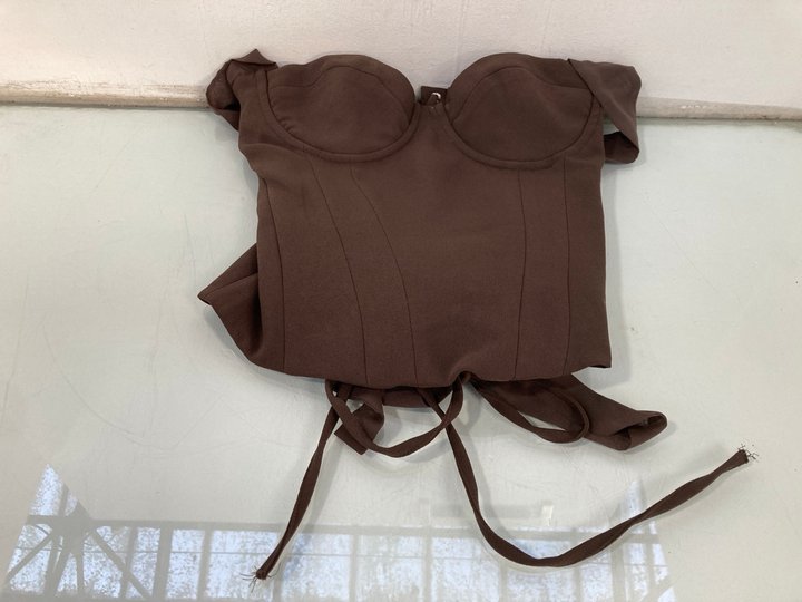Lot 1046  
            Marchington SR13 - Parcel Delivery Only 

                
MARSTHELABEL WOMENS THE EVERLY CORSET IN BROWN - SIZE UK 8: LOCATION - D11