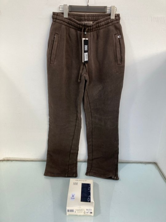 Lot 1049  
            Marchington SR13 - Parcel Delivery Only 

                
THE COUTURE CLUB MENS LAUNDERED CLASSIC JOGGER IN BROWN - SIZE UK S TO INCLUDE GA...