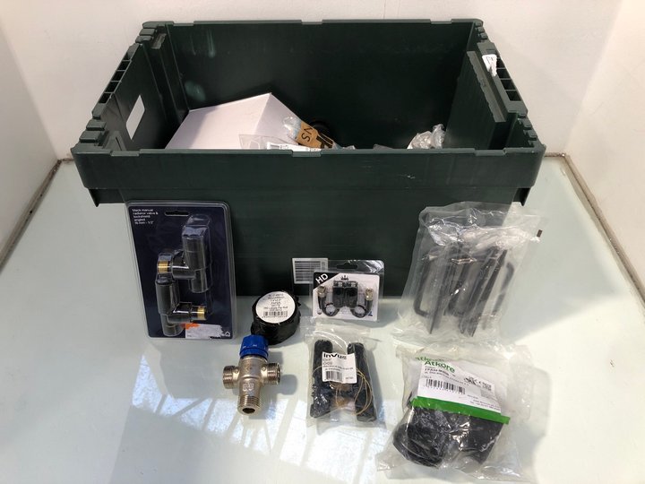 Lot 1056  
            Marchington SR13 - Parcel Delivery Only 

                
QTY OF ASSORTED HARDWARE ITEMS TO INCLUDE DL CHEMICALS 300ML AM85-1 PARASILICO WE...
