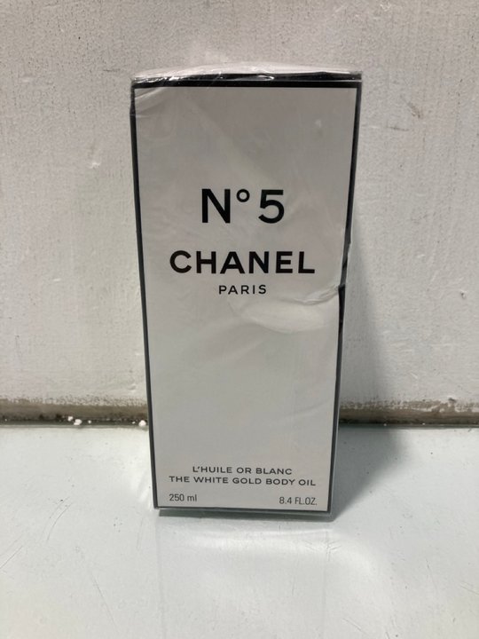 Lot 1057  
            Marchington SR13 - Parcel Delivery Only 

                
CHANEL 250ML NO.5 THE WHITE GOLD BODY OIL (SEALED) - ORIGINAL RRP £110: LOCATION ...