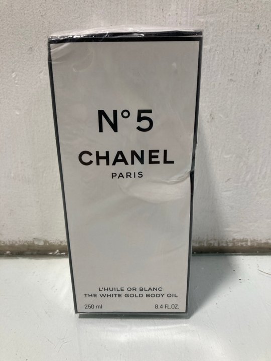 Lot 1058  
            Marchington SR13 - Parcel Delivery Only 

                
CHANEL 250ML NO.5 THE WHITE GOLD BODY OIL (SEALED) - ORIGINAL RRP £110: LOCATION ...