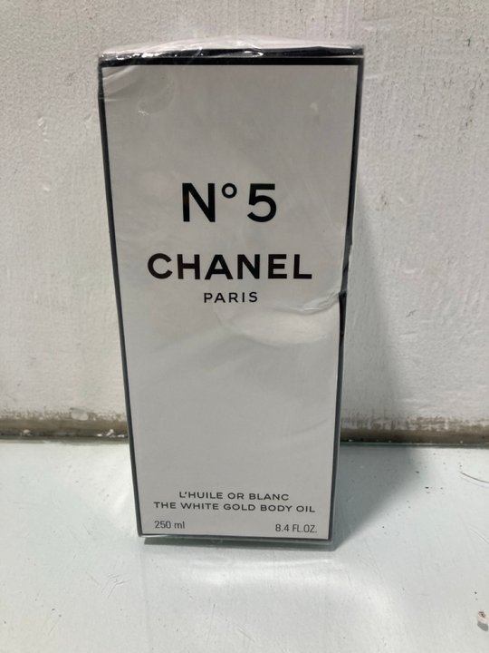 Lot 1059  
            Marchington SR13 - Parcel Delivery Only 

                
CHANEL 250ML NO.5 THE WHITE GOLD BODY OIL (SEALED) - ORIGINAL RRP £110: LOCATION ...