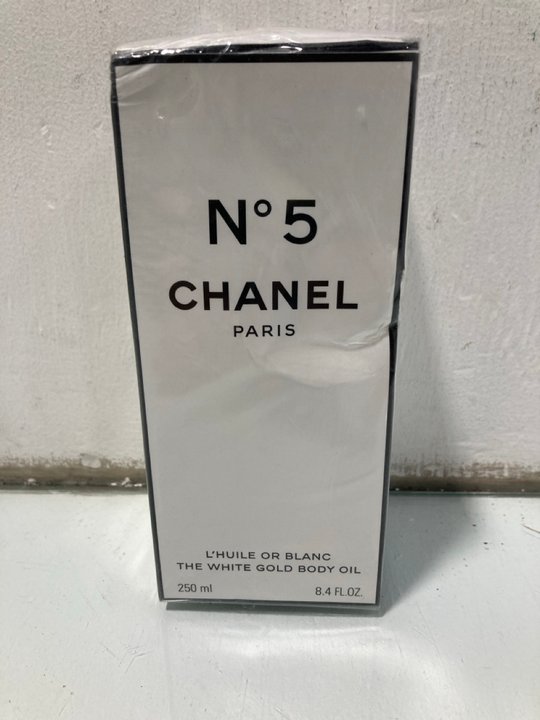 Lot 1060  
            Marchington SR13 - Parcel Delivery Only 

                
CHANEL 250ML NO.5 THE WHITE GOLD BODY OIL (SEALED) - ORIGINAL RRP £110: LOCATION ...