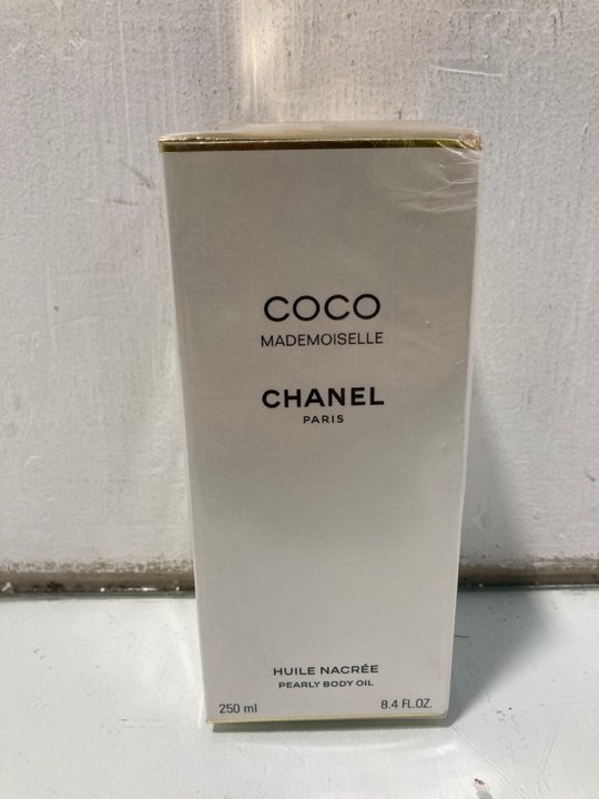 Lot 1061  
            Marchington SR13 - Parcel Delivery Only 

                
CHANEL 250ML COCO MADEMOISELLE PEARLY BODY OIL (SEALED) - ORIGINAL RRP £110: LOCA...